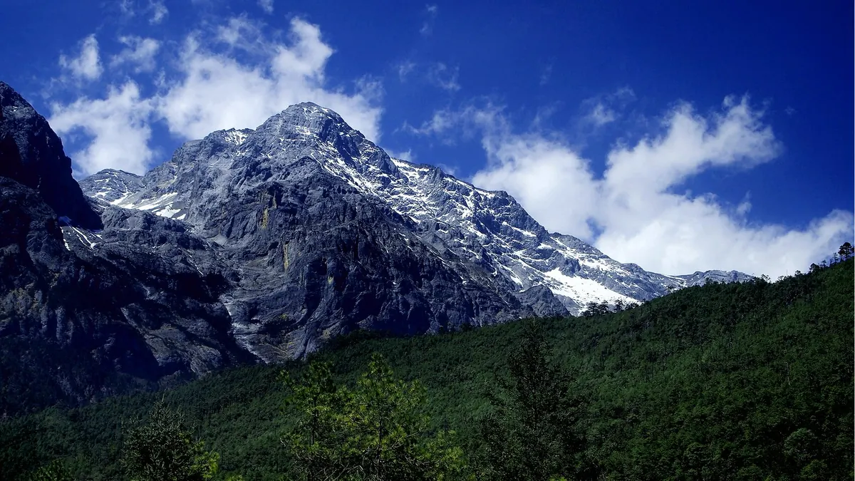 丽江玉龙雪山近景，山体积雪与云层同框