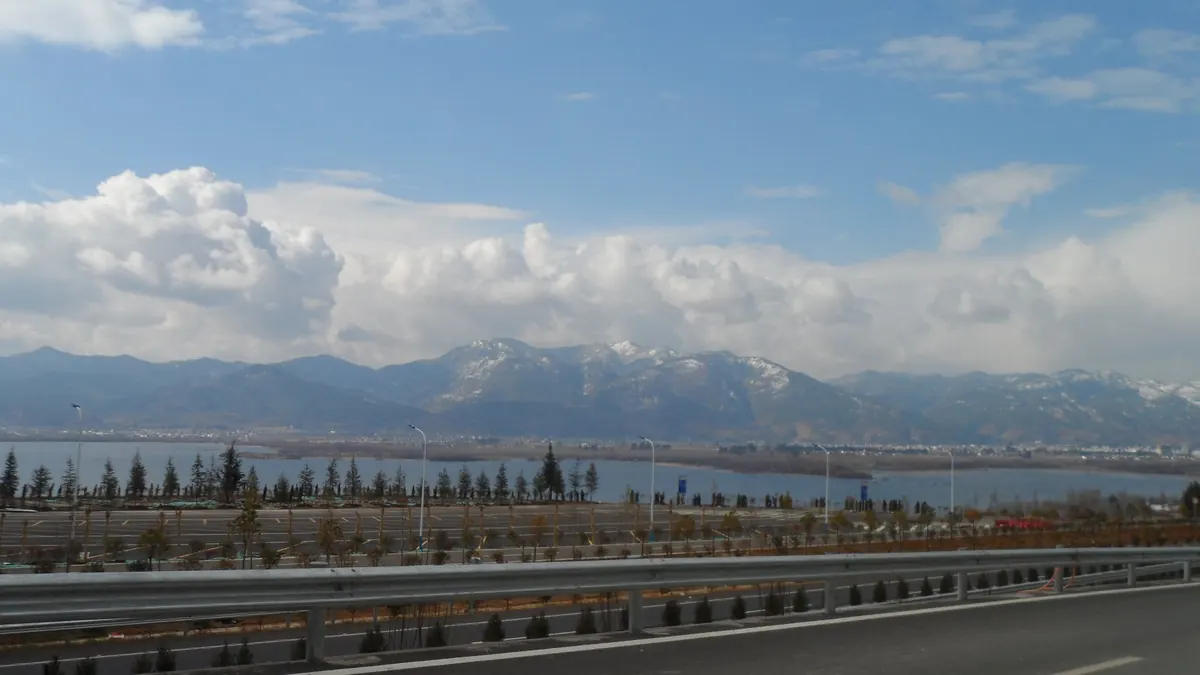 云南大丽高速上远眺苍山与洱海，自驾沿途风景