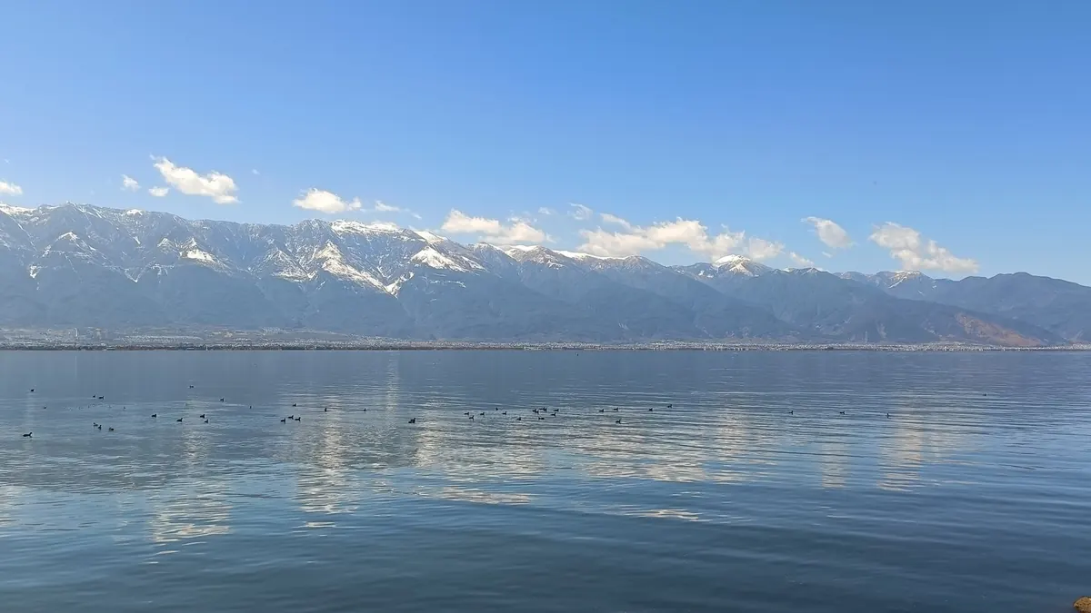 大理洱海与苍山雪峰同框，湖面开阔的日落机位