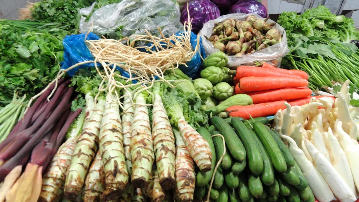 昆明菜市场摊位，茨菰佛手瓜等云南时令蔬菜，云南本地生活图鉴头图