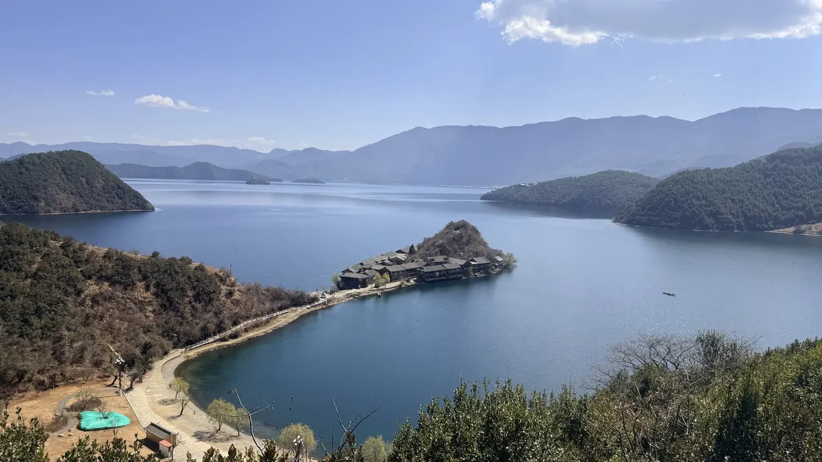泸沽湖里格半岛高位俯拍，观景台经典机位视角