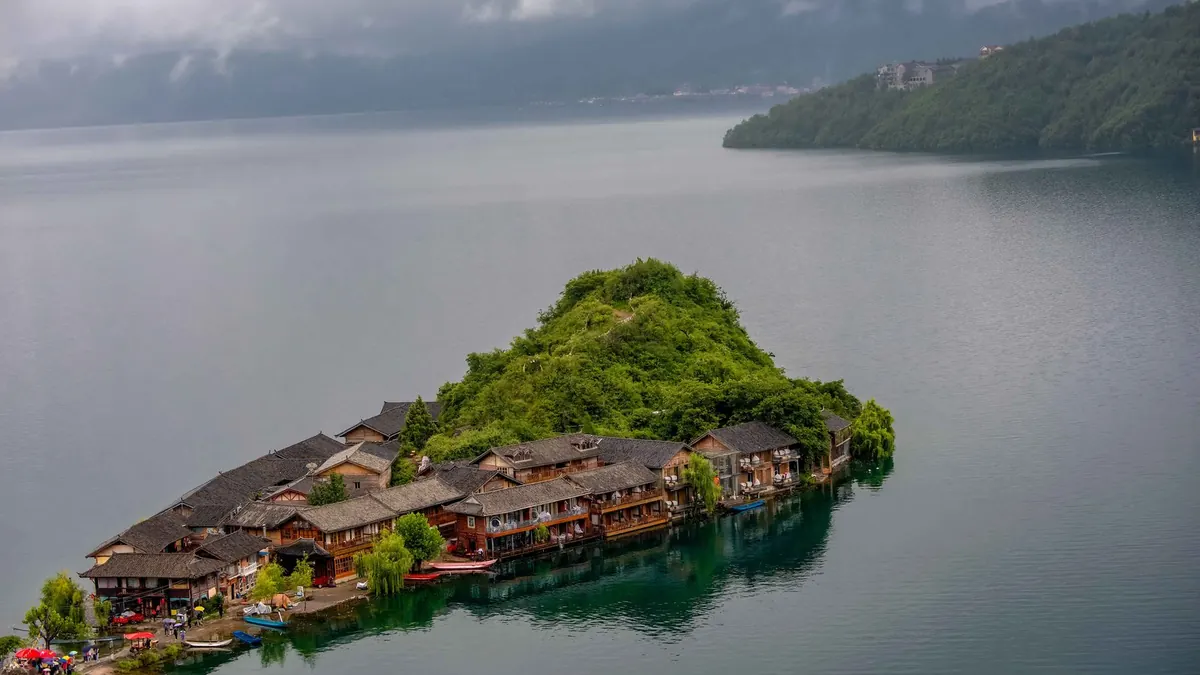 泸沽湖里格半岛航拍全景，湖水湛蓝，云南出片机位攻略头图