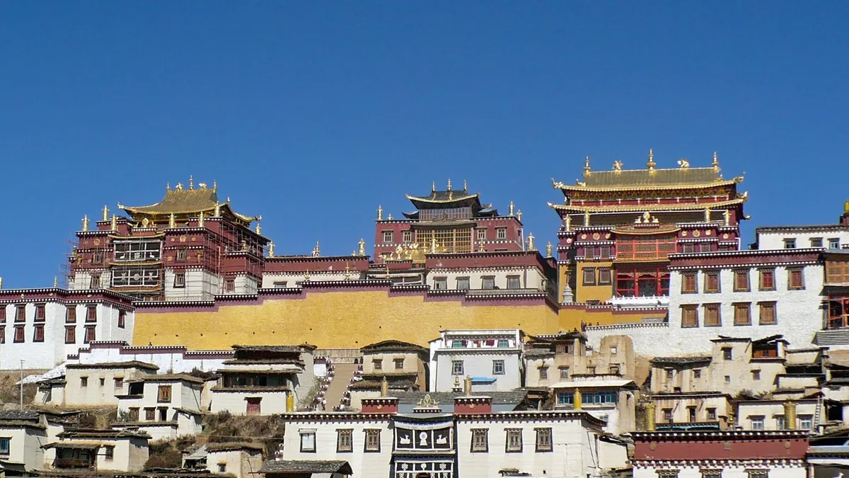 香格里拉松赞林寺金顶与藏式建筑群