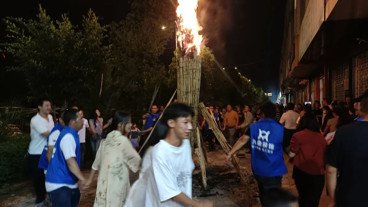 云南火把节夜晚，人群围着大火把起舞，楚雄大理彝族节日