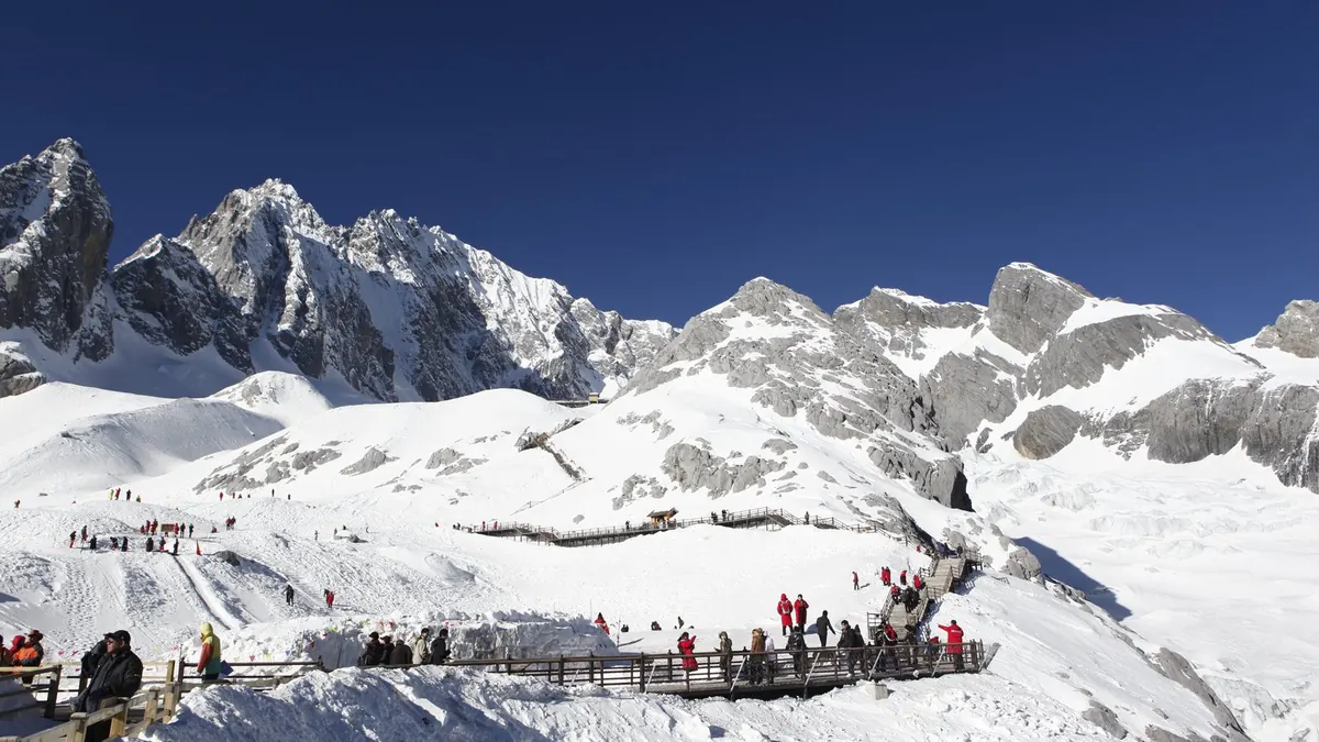 玉龙雪山冰川公园栈道上的游客，海拔4500米以上