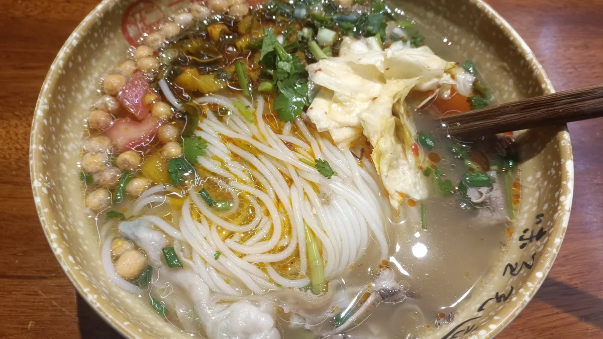 云南祥云小馆里的羊肉米线，酸腌菜韭菜花生配料，本地人的一日三餐从米线开始