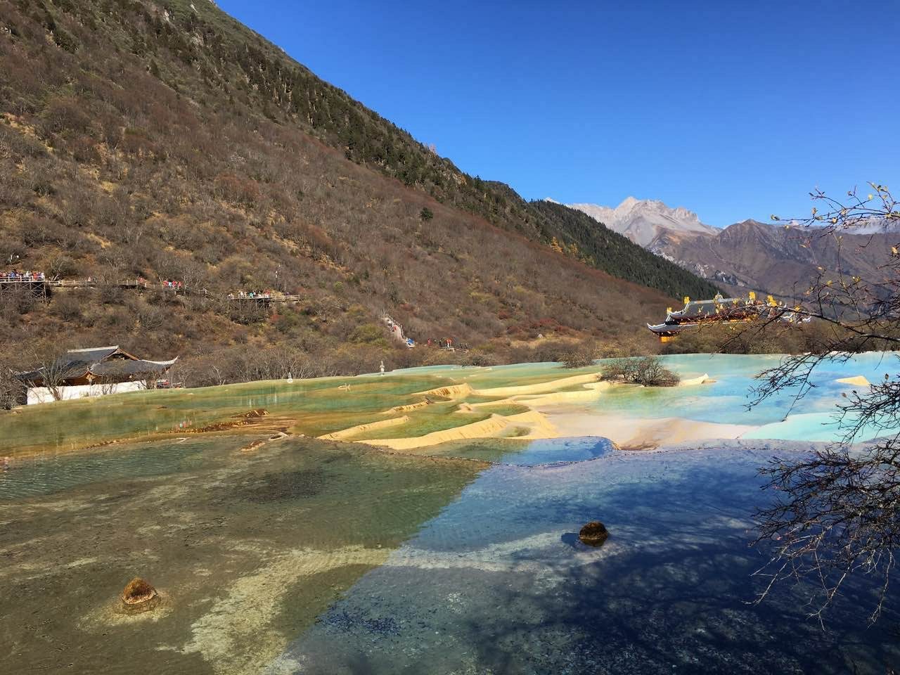 玉龙雪山蓝月谷，碧蓝色湖水与白色浅滩，秋日晴空