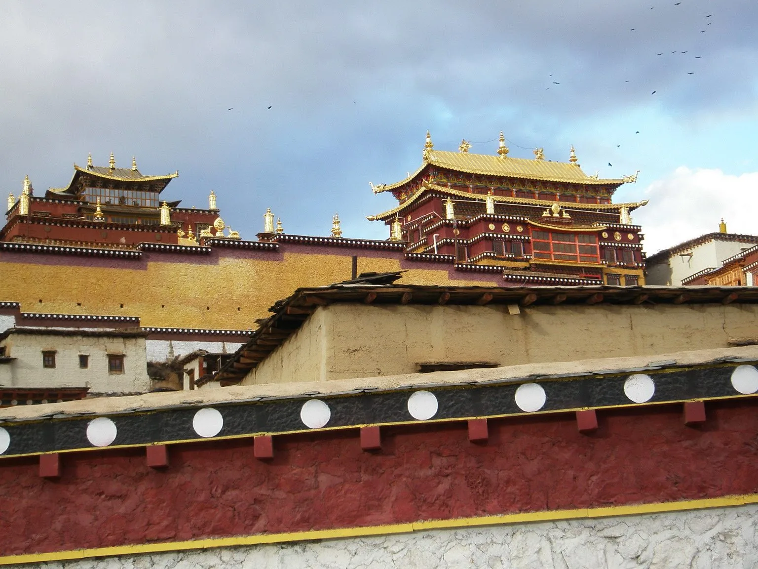 香格里拉松赞林寺，金顶在阳光下格外震撼