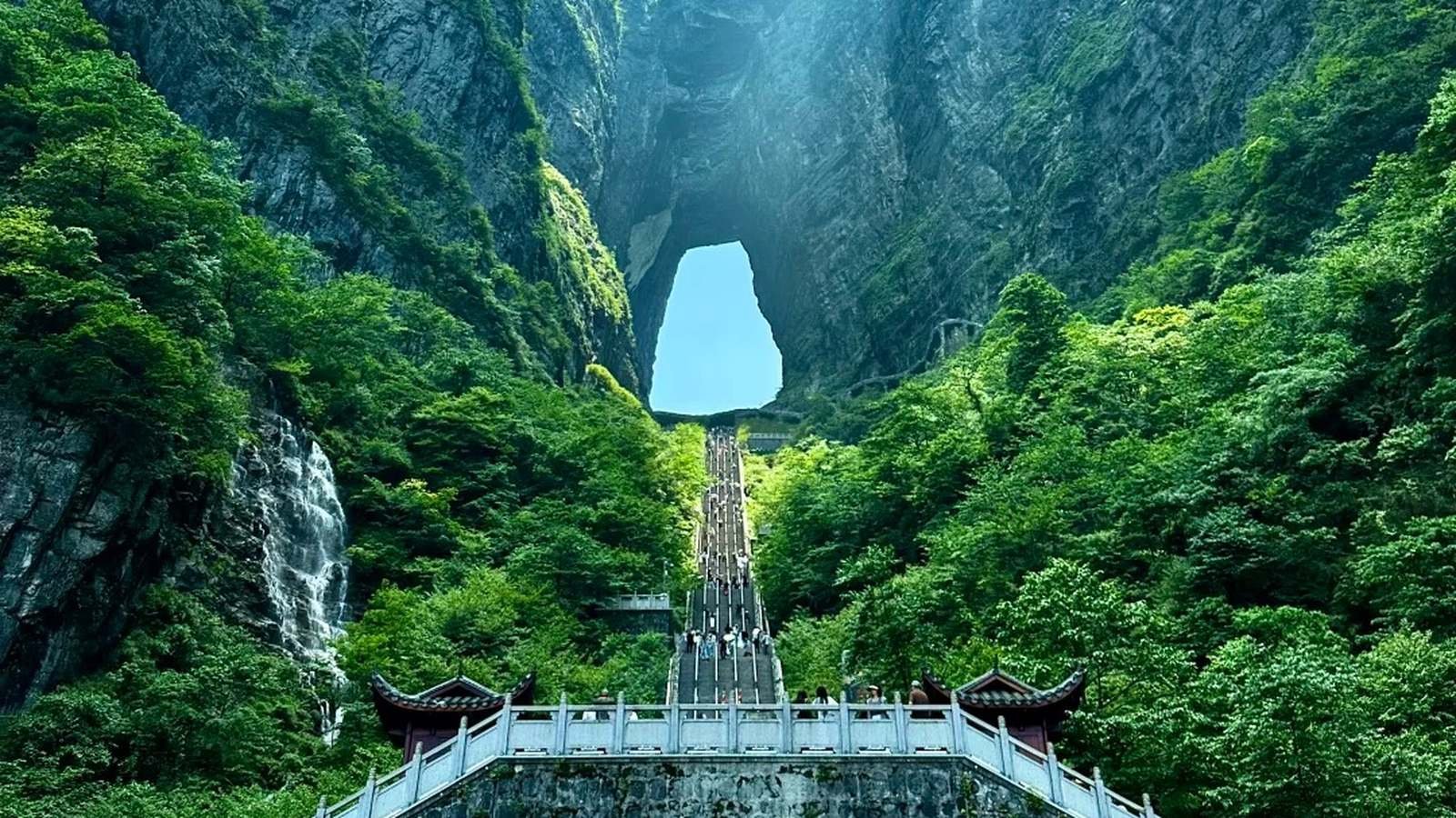 天门山天门洞