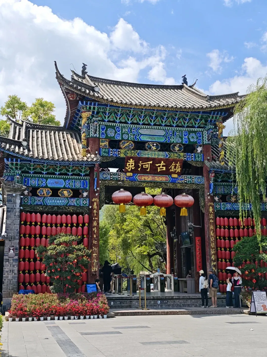 丽江束河古镇，安静的水巷与青瓦