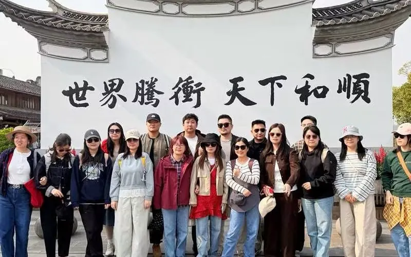 南京企业团建在和顺古镇合影