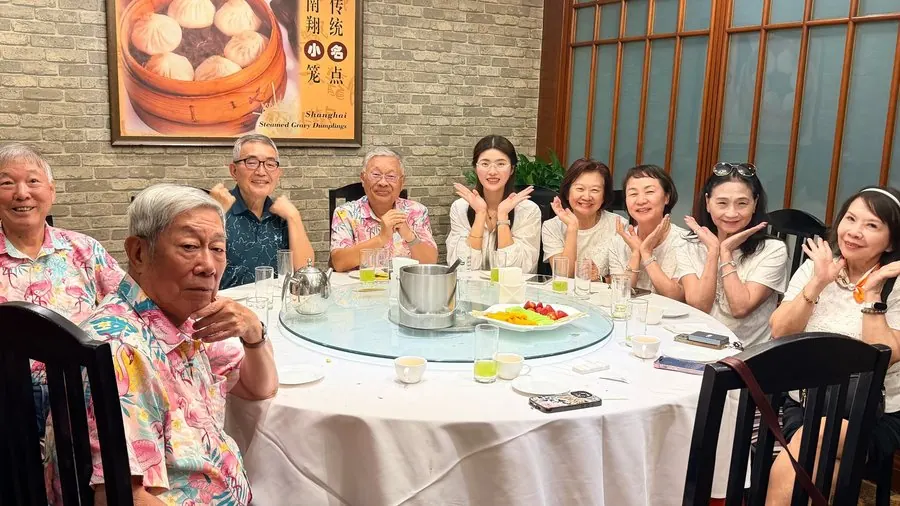 中国台湾退休银发团合影